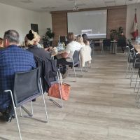 Zaproszeni gości słuchający wykładów w ramach spotkania Pierwszej Ligii Biznesu