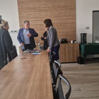 Zastępca Prezesa Zarządu rozmawiająca z gośćmi spotkania