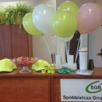 Zdjęcie kolorowych balonów i gadżetów z logo Banku