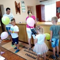 Gromadka uśmiechniętych dzieci z balonami w rękach
