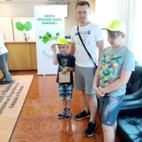 Ojciec pozujący do zdjęcia z dwójką dzieci