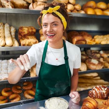 Uśmiechnięta właścicielka piekarni