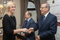 Pracownik Banku przyjmujący gratulacje od przedstawiciela Związku Banków Polskich