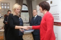 Pracownik Banku przyjmujący gratulacje od Zastępcy Prezesa Zarządu Banku