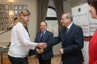 Pracownik Banku przyjmujący gratulacje od przedstawiciela Związku Banków Polskich