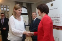 Pracownik Banku przyjmujący gratulacje od Zastępcy Prezesa Zarządu Banku