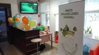Sala operacyjna Banku ozdobiona balonami i plakatem Święta Spółdzielczości Bankowej
