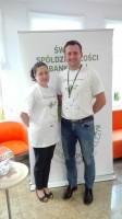 Pracownicy Banku pozujący na tle plakatu Święta Spółdzielczości Bankowej