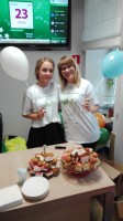 Pracownicy Banku pozujący do zdjęcia z balonami w rękach