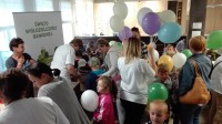 Gromadka uśmiechniętych dzieci przybyłych do Banku z okazji Święta Spółdzielczości Bankowej