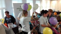 Pracownicy Banku rozdający dzieciom balony z logo Banku