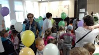 Dzieci z balonami na sali operacyjnej Banku