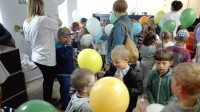Dzieci trzymające kolorowe balony na sali operacyjnej Banku