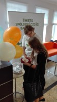 Pracownik Banku pomagający Klientowi w Quizie wiedzy o Banku