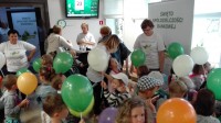 Pracownicy rozdający dzieciom i przedszkolankom prezenty z okazji Święta Spółdzielczości Bankowej