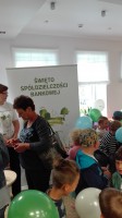 Klient biorący udział w odgadywaniu pytania w quizie wiedzy o Banku