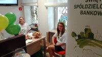 Pracownicy Banku czekający na Klientów z poczęstunkiem i prezentami