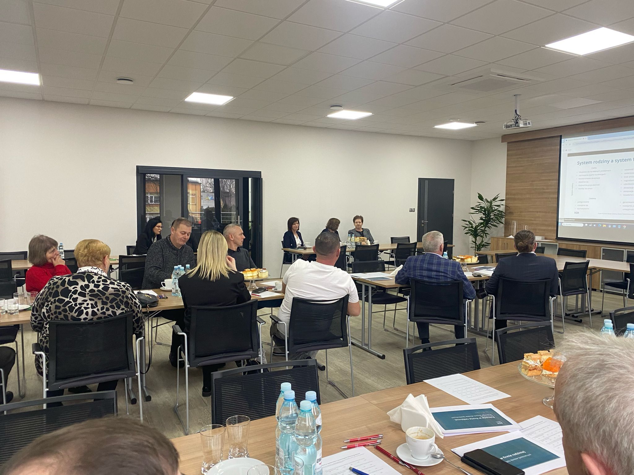 Zaproszeni gości słuchający wykładów w ramach spotkania Pierwszej Ligii Biznesu