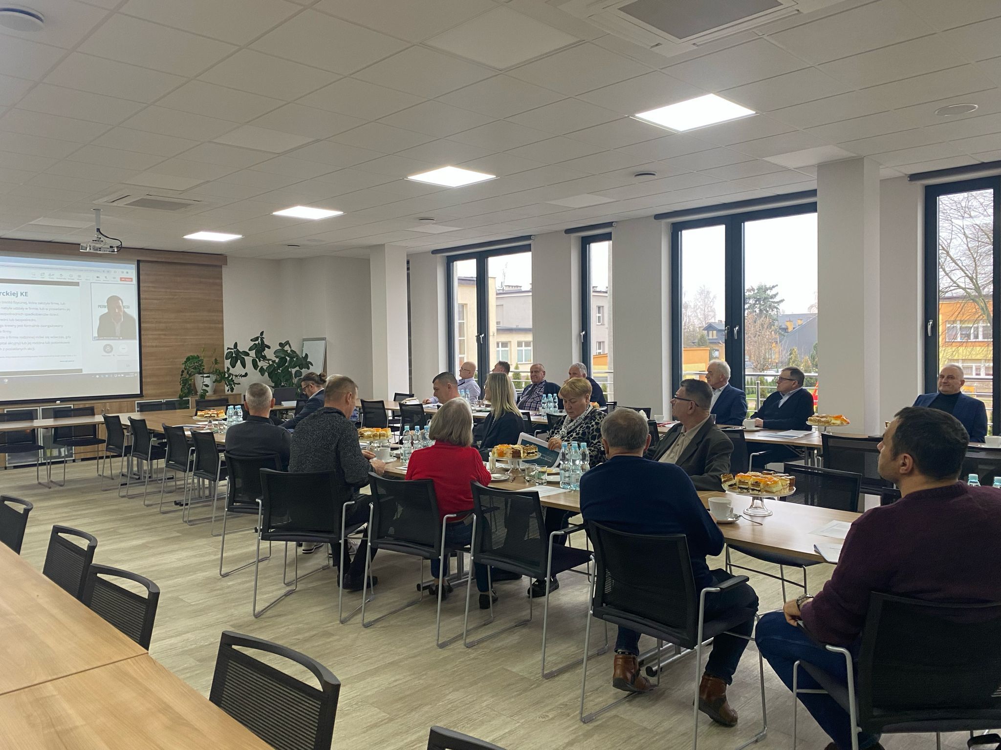 Zaproszeni gości słuchający wykładów w ramach spotkania Pierwszej Ligii Biznesu