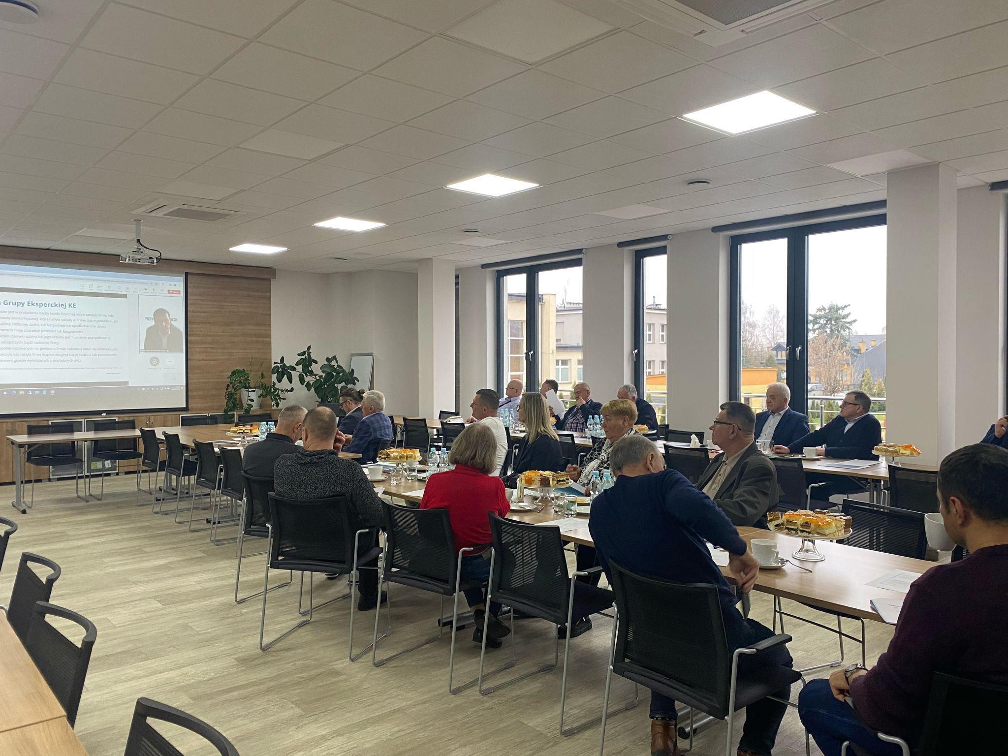 Zaproszeni gości słuchający wykładów w ramach spotkania Pierwszej Ligii Biznesu
