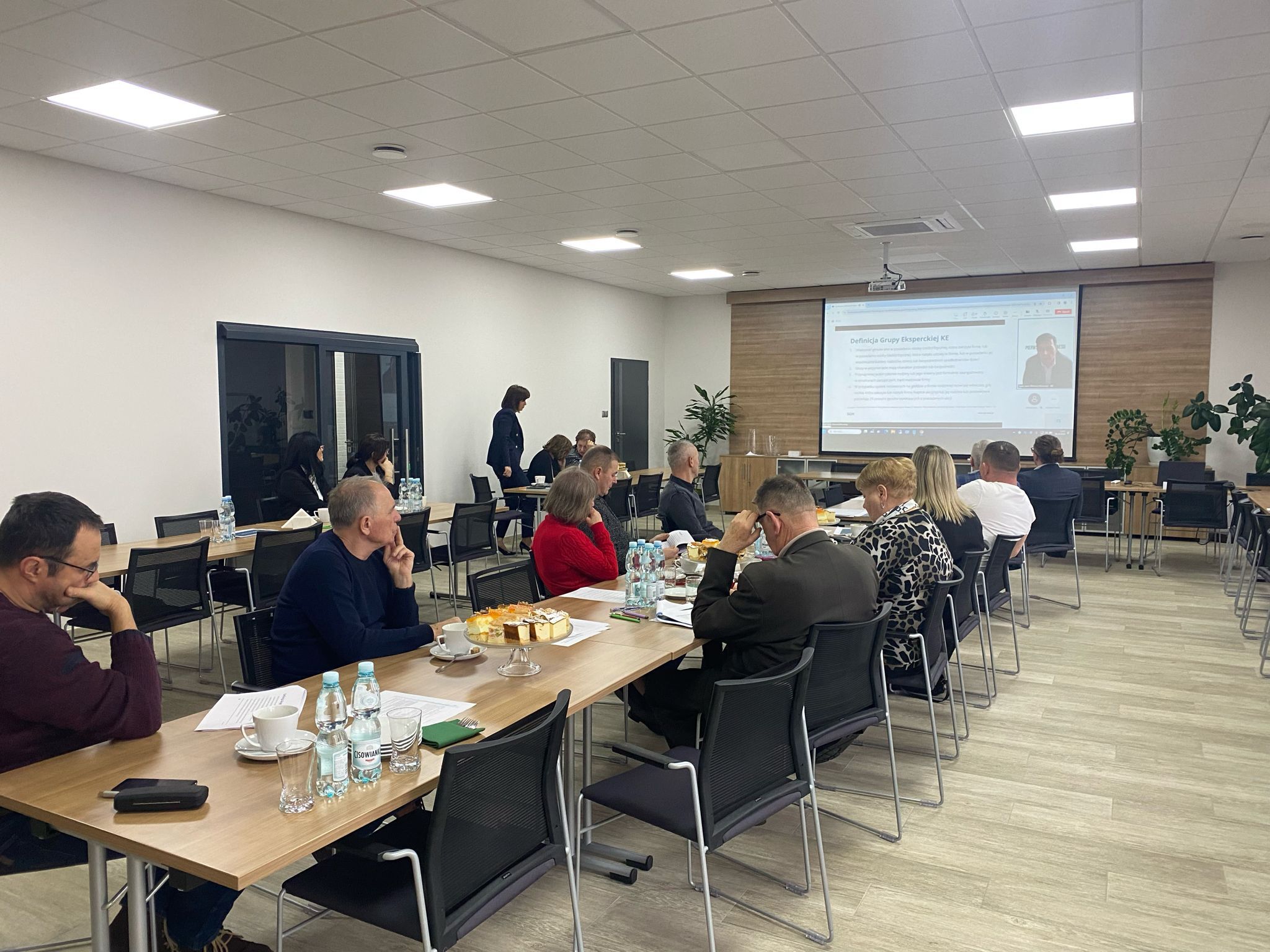 Zaproszeni gości słuchający wykładów w ramach spotkania Pierwszej Ligii Biznesu