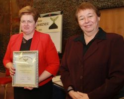 Od lewej Pani Prezes Elżbieta Karasek pozująca z licencją Orła Agrobiznesu