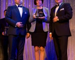 Zastępca Prezesa pozująca ze statuetką za wyróżnienie w konkursie Firma Dobrze Zarządzana