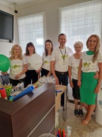 Pracownicy Banku pozujący w koszulkach z logo Święta Spółdzielczości