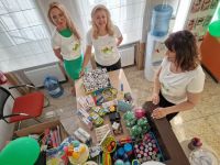 Pracownicy Banku prezentujący nagrody do wygrania w Quizie wiedzy o bankowości