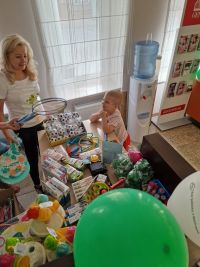 Chłopiec wybierający nagrody za udział w konkursie wiedzy