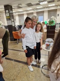 Dwie dziewczynki biorące udział w Quizie wiedzy o bankowości spółdzielczej