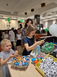 Dwie dziewczynki wybierające nagrody pamiątkowe z okazji Święta Spółdzielczości