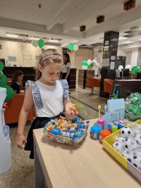 Dziewczynka częstująca się cukierkami