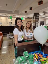 Uśmiechnięte pracownice Banku promujące Quiz wiedzy z nagrodami