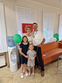 Pracownicy pozujący z dziećmi przybyłymi na Święto Spółdzielczości