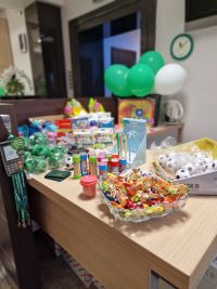 Zdjęcie upominków i słodyczy z okazji Święta Spółdzielczości Bankowej