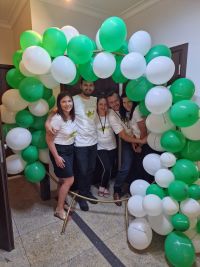 Pracownicy Banku pozujący na ściance z balonów