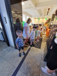 Dzieci przybyłe z Przedszkolankami do Banku