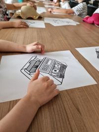 Zdjecie przedstawiające kolorowanki dla przybyłych na Święto Spółdzielczości dzieci