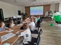 Dzieci oglądające film o pieniądzu