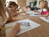 Dzieci malujące liczarki do banknotów