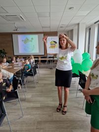 Zastępca Prezesa podziwiająca wykonane przez dzieci kolorowanki