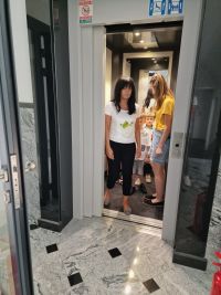 Pracownicy Banku jeżdżący z dziećmi windą Banku