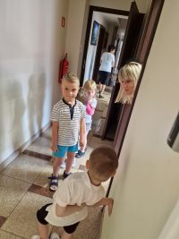 Dzieci zwiedzające Bank