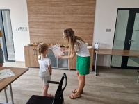 Pracownik Banku odbierający dyplom z podziękowaniami od dzieci