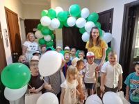 Dzieci i Przedszkolanki pozujące na ściance z balonów