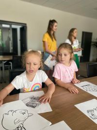 Dziewczynki kolorujące kolorowanki